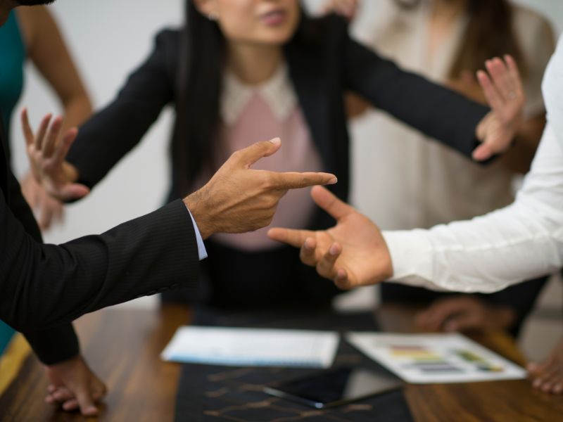 Como lidar com condôminos problemáticos de forma legal